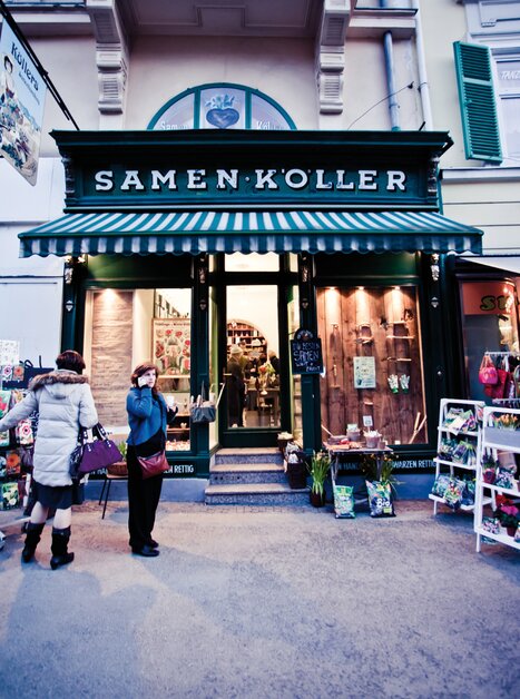Geschäft "Samen Köller" in Graz mit Pflanzenangebot auf der Straße. | © LUPI_SPUMA