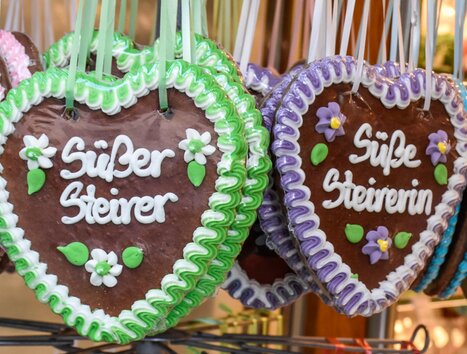 Bunte Lebkuchenherzen mit Beschriftungen in weißer Zuckerglasur. | © Süßer Steirer