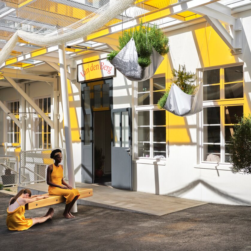 Zwei Personen in gelber Kleidung vor dem Van den Berg Gewürzhaus in Graz. | © Stefan Leiner