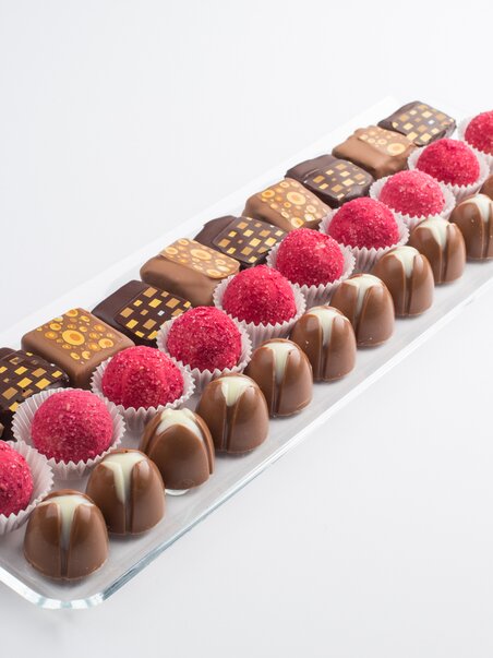 Cioccolatini e praline disposti con cura su un piatto. | © Eckhards Confiserie