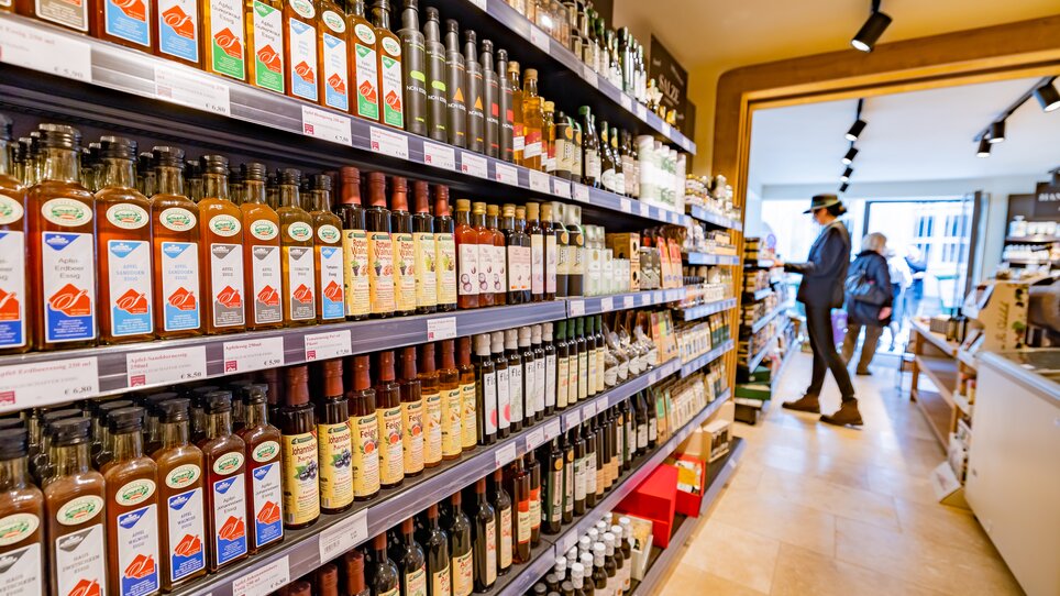 Regal mit verschiedenen Ölen und Essigen im Geschäft "Gut Schlossberg". | © Gut Schlossberg