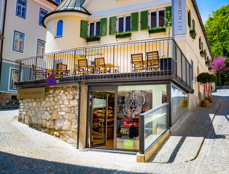 Bel edificio a Graz con terrazza e persiane verdi. | © Gut Schlossberg