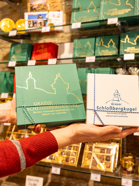 Zwei Geschenkschachteln mit Grazer Spezialitäten bei Linzbichler in Graz. | © Graz Tourismus - Harry Schiffer