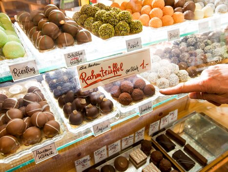 Vetrina con diversi tipi di praline e tartufi. | © Graz Tourismus - Harry Schiffer