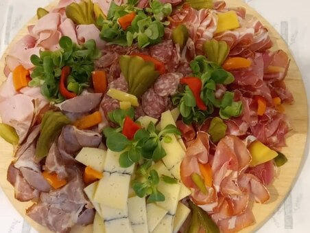Deliziosa selezione di salumi e formaggi su un tagliere. | © Mach Genussprodukte GmbH -Julia Trenker