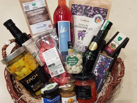 Un cesto pieno di cibi e bevande locali, perfetto come regalo. | © Mach Genussprodukte GmbH -Julia Trenker
