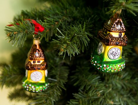 Zwei festliche Uhrtürme als Christbaumschmuck auf einem Tannenbaum. | © Graz Tourismus - Harry Schiffer