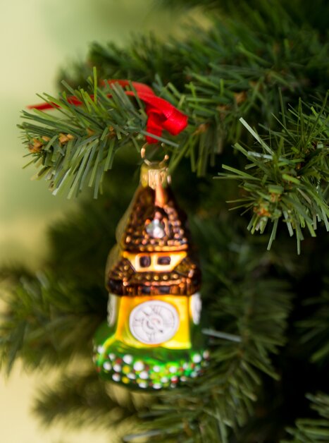 Two festive clock towers as Christmas tree decorations on a Christmas tree. | © Graz Tourismus - Harry Schiffer