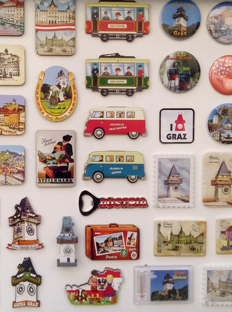 Eine Sammlung von Souvenirs und Magneten mit Motiven aus Graz, einschließlich dem Grazer Uhrturm. | © Raimund Illek