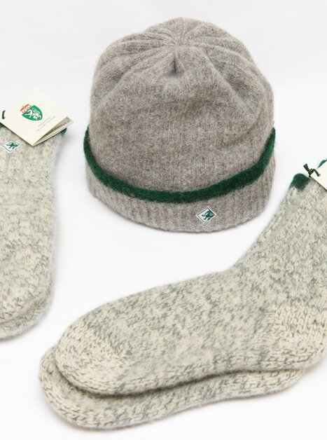 A set consisting of a grey woolly hat, a pair of socks and gloves. | © Graz Tourismus - Harry Schiffer