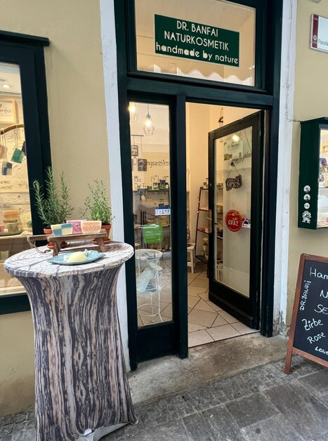 Eingang des Dr. Banfai Naturkosmetikgeschäfts in Graz. | © Dr. Banfai Shop