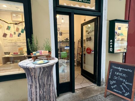 Eingang des Dr. Banfai Naturkosmetikgeschäfts in Graz. | © Dr. Banfai Shop