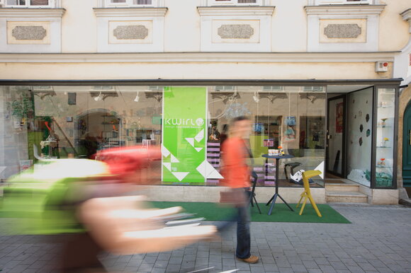 Fassade des Kwirl-Ladens in Graz mit Passanten im Vordergrund. | © Graz Tourismus - Harry Schiffer