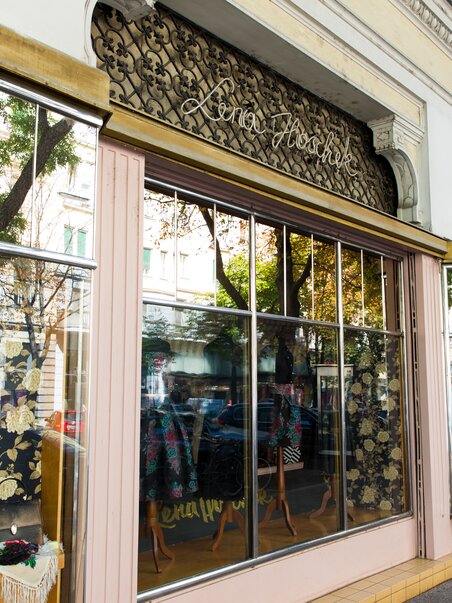 Vista vetrina con abbigliamento elegante e motivi floreali. | © Graz Tourismus - Harry Schiffer