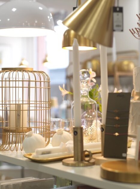 Ein Blick auf stilvolle Dekorationsartikel in einem Geschäft. | © Bernhard Mayr