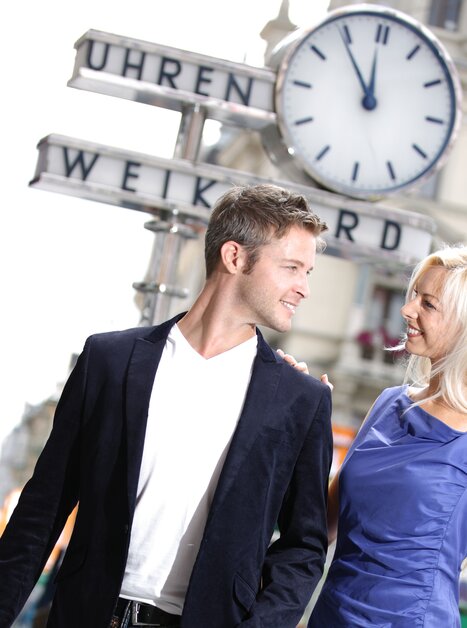 Una coppia si incontra presso l'orologio Weikhard nella piazza principale di Graz. | © Graz Tourismus - Harry Schiffer