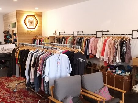 View of a creative vintage store featuring clothing and accessories. | © Bohemian Soul Beehive
