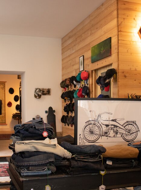 Design interno affascinante nel Beehive Lifestyle Store con abbigliamento. | © Bohemian Soul Beehive