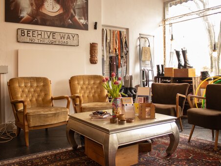 Creatively designed shop with vintage furniture in Graz. | © Bohemian Soul Beehive
