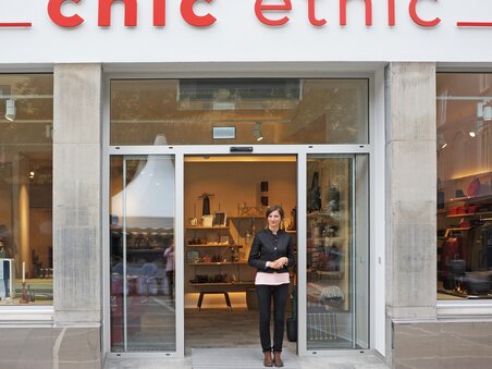 Eine Frau steht vor dem Geschäft 'Chic Ethik' in Graz. | © Andreas Reiter