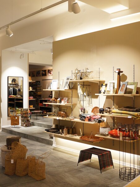 Moderne Boutique mit vielfältigen Accessoires und stilvollen Ausstellungsflächen. | © Andreas Reiter