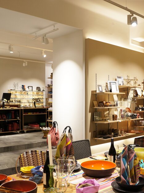 Un negozio elegante con articoli per la tavola e accessori per la casa. | © Andreas Reiter