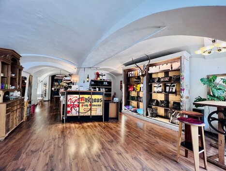 Negozio accogliente con scaffali in legno, borse e decorazioni. | © heidenspass