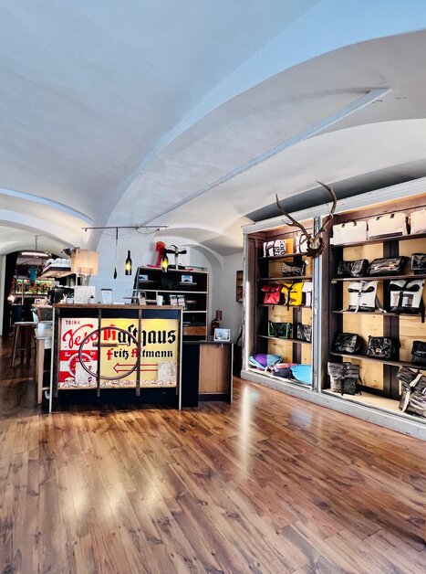 Negozio accogliente con scaffali in legno, borse e decorazioni. | © heidenspass