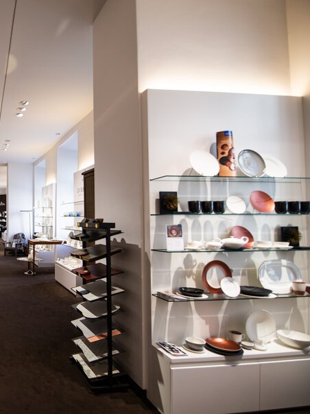 Ein modernes Ladendesign mit bunten Geschirrartikeln und dekorativen Objekten. | © Klammerth