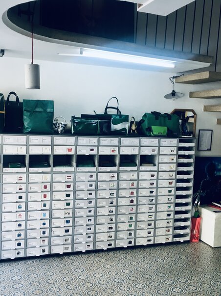 Ein Überblick über den verytasch Concept Store mit Aufbewahrungsschränken und Taschen. | © verytasch Concept Store