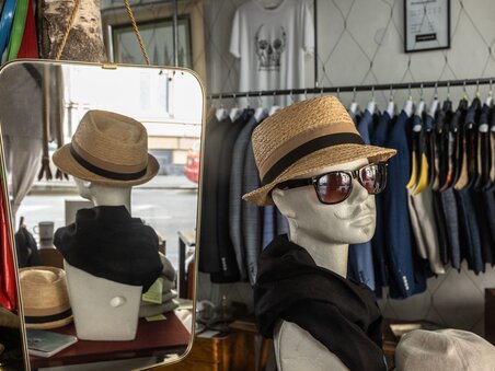 Schaufenster im verytasch Concept Store mit Hut und Brille. | © verytasch Concept Store