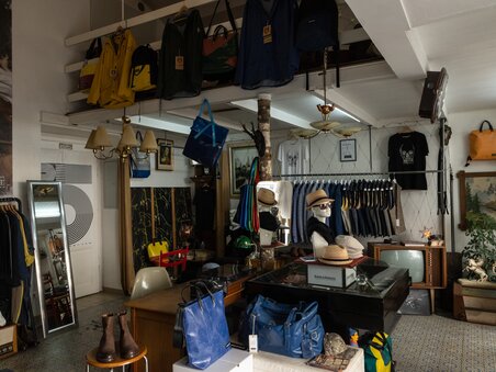 Einblick in den verytasch Concept Store mit Kleidung und Accessoires. | © verytasch Concept Store