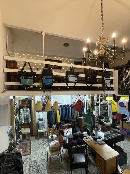 Einblick in den verytasch Concept Store mit modischen Taschen und Kleidung. | © verytasch Concept Store