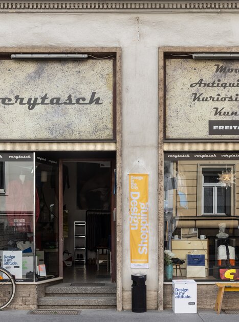 Ingresso del concept store verytasch a Graz con articoli antichi e moderni. | © verytasch Concept Store
