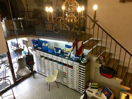 Einblick in den verytasch Concept Store mit Regalen und Taschen. Elegante Einrichtung mit schöner Beleuchtung. | © verytasch Concept Store