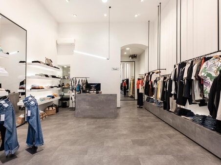 Vista interna di una boutique con abbigliamento e accessori da uomo e donna. | © Miriam Raneburger