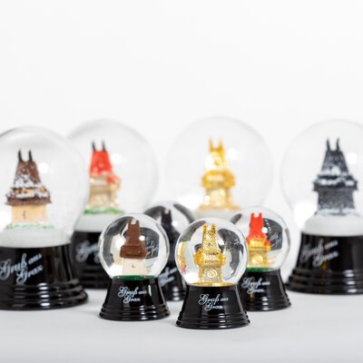Variety of snow globes showcasing Graz landmarks, including clock tower. | © Graz Tourismus - Harry Schiffer