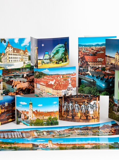 Postkartenansicht von Graz mit Murinsel und Uhrturm. | © Graz Tourismus - Harry Schiffer