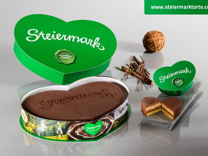 Heart-shaped Styrian cake in decorative packaging. | © pixelmaker.at - Robert Sommerauer