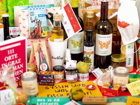 Diverse products and gifts from Graz, including local specialties and souvenirs. | © Graz Tourismus-Harry Schiffer