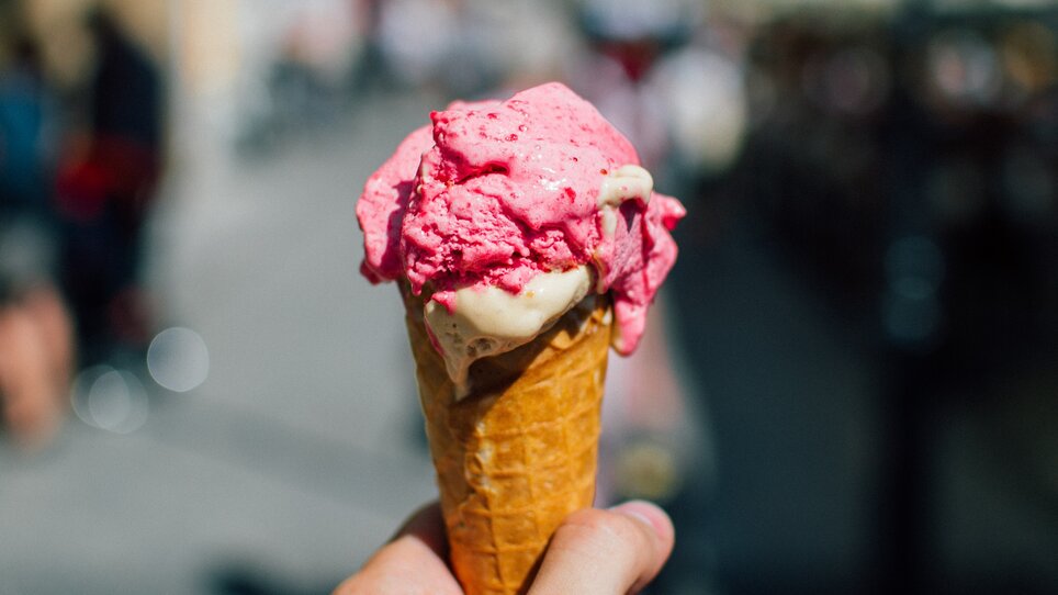 Freshly served strawberry ice cream on a cone in the sun. | © Pixabay