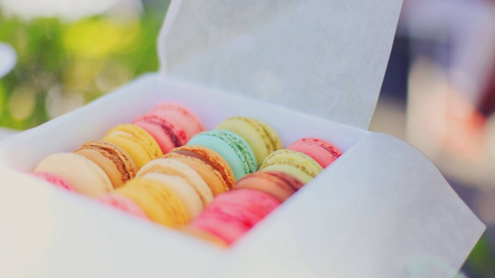 Eine Auswahl farbenfroher Macarons in einer weißen Box. | © Pixabay