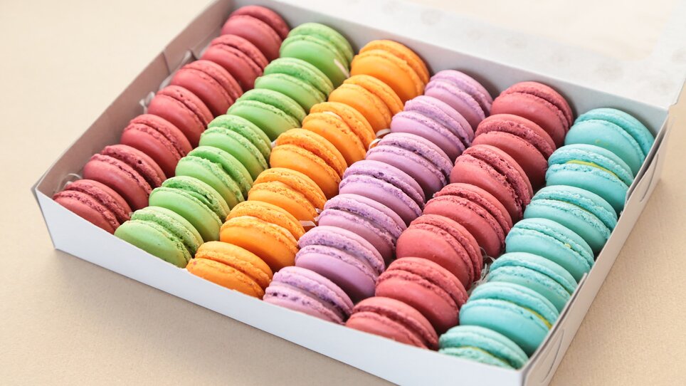 Eine Box voll farbiger Macarons in verschiedenen Geschmacksrichtungen. | © Pixabay