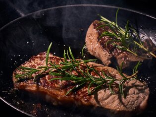 Zwei gebratene Steaks mit Rosmarin in einer Pfanne. | © pixabay