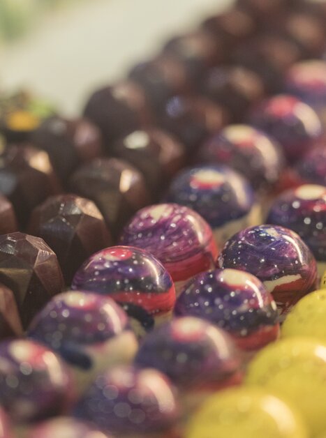 Eine Ansammlung farbiger handgemachter Süßigkeiten in verschiedenen Formen. | © Pixabay