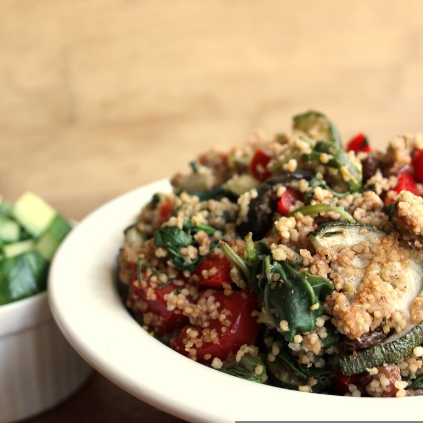 Insalata di couscous colorata con verdure ed erbe fresche. | © lysindamond - Pixabay