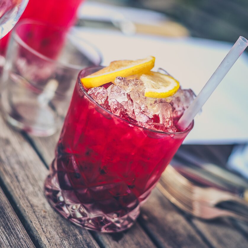 Cocktail Rinfrescante con Limoni | © Pixabay Un cocktail rosso con ghiaccio e fette di limone su un tavolo di legno. | © Pixabay