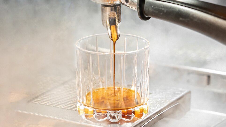 Bicchiere in cui è stato appena versato l'espresso appena preparato. | © Lucija Novak