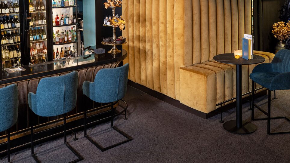 Bar elegante con lampadari di design e posti a sedere accoglienti. | © Lucija Novak
