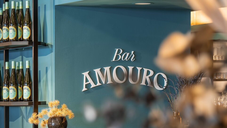 Bar Amouro moderna con posti a sedere eleganti e atmosfera raffinata. | © Lucija Novak